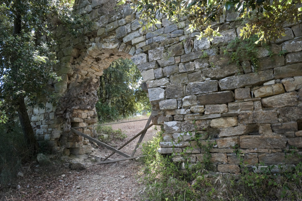 La porta del Castello di Monternano